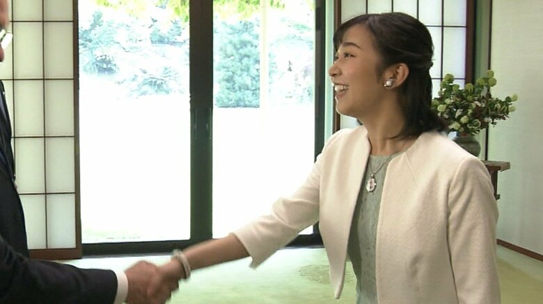 再会されたハンガリーの国会議員と固く握手をされる佳子さま