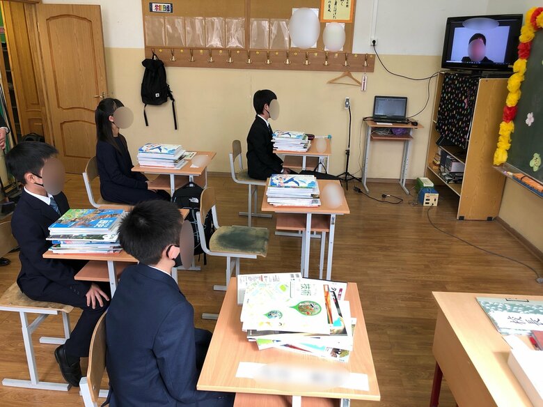 中学部入学式当日、コロナに感染し自宅待機だった担任はモニターの向こうに（4月）