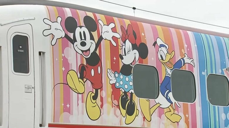 ミッキーたちがデザインされた800系車両