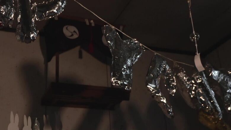 入口から進んで左にあるプレゼントを神棚に置くミッションが