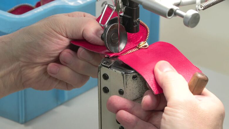 1枚の革から財布やペンケースなどを作る