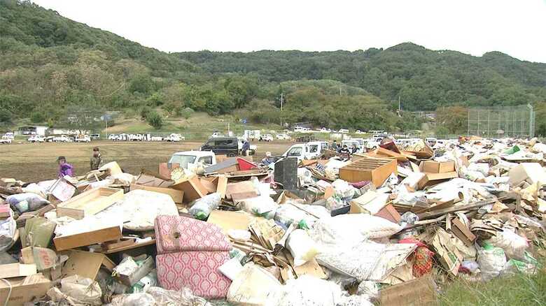 浸水被害で使えなくなった災害ゴミが山積みに