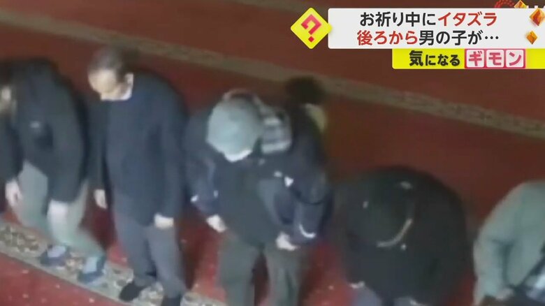 男の子がいすを移動させ、男性が転倒する瞬間の映像(1)