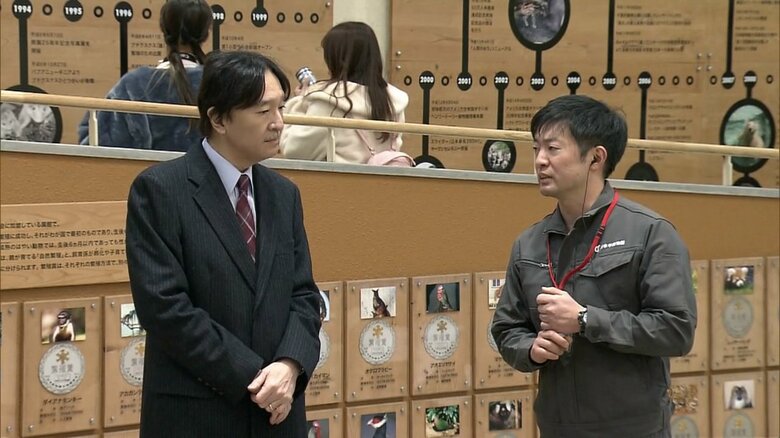 担当者の話に熱心に耳を傾ける秋篠宮さま