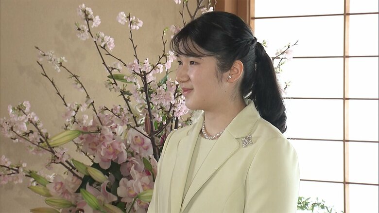 淡いグリーンのツーピースで初の記者会見に臨まれた愛子さま