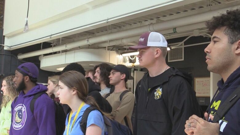 本棚組み立てのために集まった学生たち