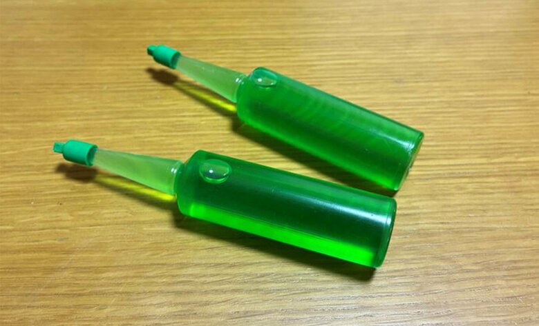 まだ2号鉢（直径約6cm）に入った小さな苗には液体肥料が好ましい（特集班撮影）