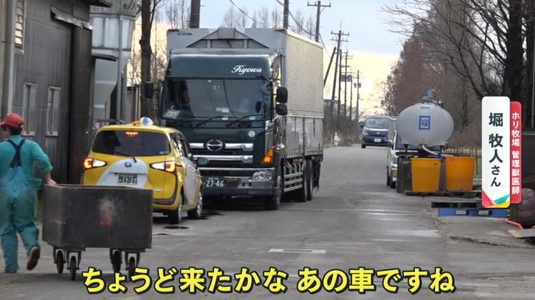 到着した牛用の飲み水を積んだトラック