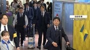 森保監督、ファンの声援「ありがたいです」　サッカー日本代表が帰国　頭を下げながら声援に応える様子も