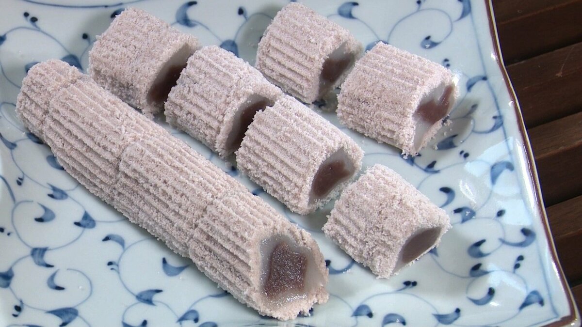 創業96年の老舗和菓子店 看板商品 嫁見餅 は柔らかい羽二重餅でこしあん包む 人気の ぶどう大福 も