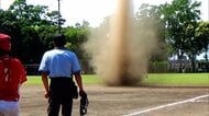 「よけろ！」少年野球大会で巨大な“つむじ風”発生　正体は「塵旋風」　グラウンド横切り約1分後に消える　熊本市