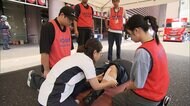 首都直下地震想定し大学生らが救助訓練　応急手当や要救助者を運ぶ方法などを体験