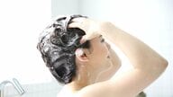 9割の人はシャンプーの仕方を間違っている!?やりがちな「ゴシゴシ洗い」の落とし穴と髪質が見違える「正しい洗い方」