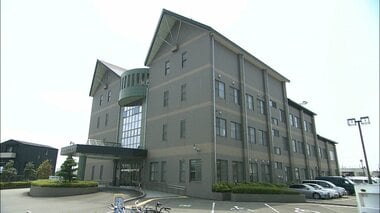 「雨が降っていないのにカッパを着て家の写真を撮っている」　不審者との情報で警察官が…