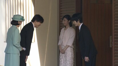 佳子さま、悠仁さまの見送りを受けられる秋篠宮ご夫妻（4日午前8時半ごろ 秋篠宮邸）