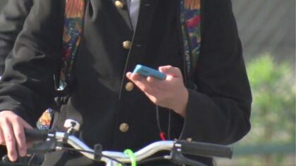 自転車「注意義務違反」から『犯罪』に　スマホを手に持って運転したら一発アウト！ 道交法改正で自転車も自動車とほぼ同じ運転者の責任