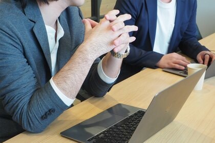 ■【20~50代男女1200名へ調査】6割以上の男女が気にする男性の指や甲、眉下の “ ちょっとした毛 ” ~ 「男性の細部の毛(体毛)が気になる場面は?」男女ともに1位に〈ビジネスシーン〉