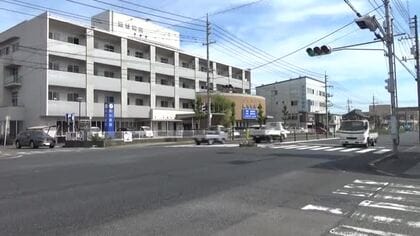 自転車の女性（６７）交差点で車にはねられ死亡　横断中の事故か　警察は信号の状況を調べる　広島・福山市