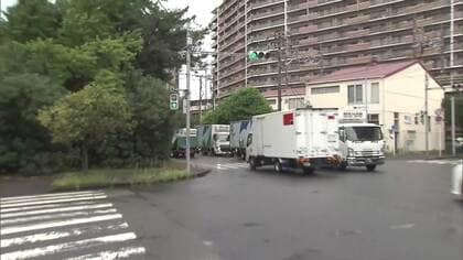 横断歩道でトラックにはねられ男性2人けが　「大丈夫か」と声をかけた後、“50代”作業着姿の運転手逃走　千葉市　