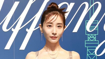 田中みな実 胸元が大きく開いたヌーディーなドレスで登場 「初めてのプレゼントは“ティファニー”」 オープニングイベントに豪華セレブ集結