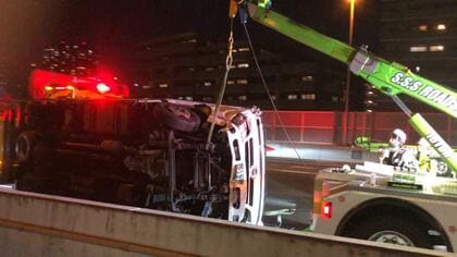 首都高速湾岸線でトラックなど6台が絡む玉突き事故　トラック運転手の50代男性が意識不明で搬送　東京・江東区