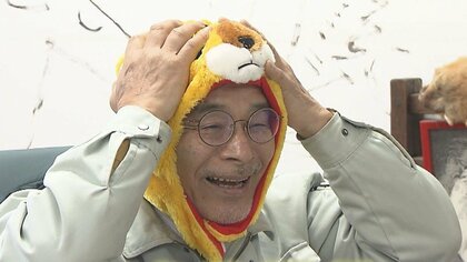 時にはかぶり物も…名物園長が引退　動物の命と向き合い続けた50年　「とても手をかけないといけない」【福岡発】