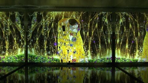 全身で“絵画を感じる”トヨタが仕掛ける「没入型展示」の新感覚美術展　駅から会場までは専用モビリティで移動