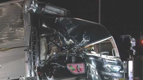 トラックが信号機の柱に衝突して横転　男性が死亡　見通しの良い国道　長野県塩尻市