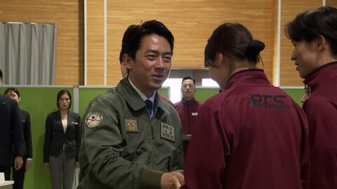 小泉防衛大臣が“自衛官アスリート”と懇談　札幌で訓練視察「真駒内から初のメダルを、そういう思いで応援していきたい」