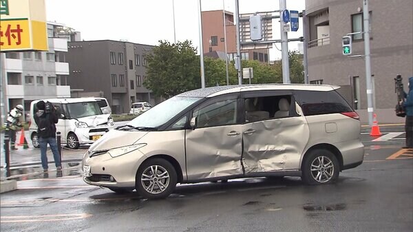 交差点で車衝突 男女…