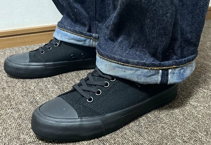 正しくロールアップすれば足元がすっきり見せられる（特集班撮影）