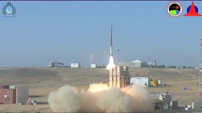 イスラエルの防空システムから発射されるスタナー迎撃ミサイル