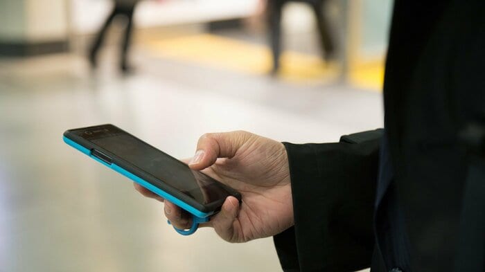 歩きスマホはなるべく避けよう(画像はイメージ)