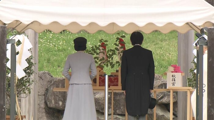 昭和天皇陵に参拝される秋篠宮ご夫妻(26日)