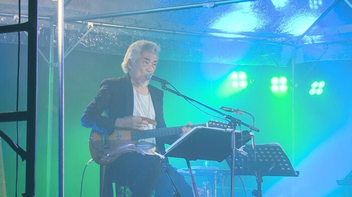 宇佐神宮で熱唱する宇崎竜童さん