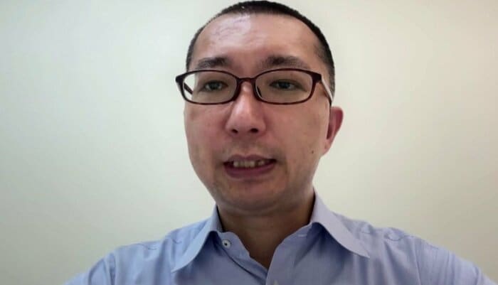 「赤の他人の証明写真ガチャ」を考案した文筆家・寺井広樹さん