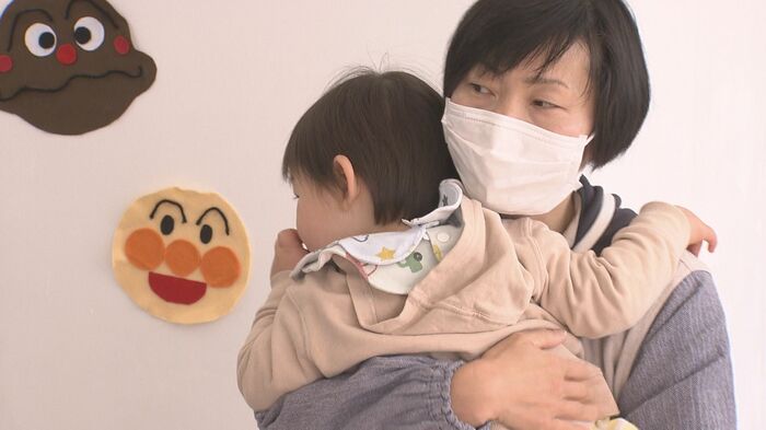 子どもをあやす利根真理子さん