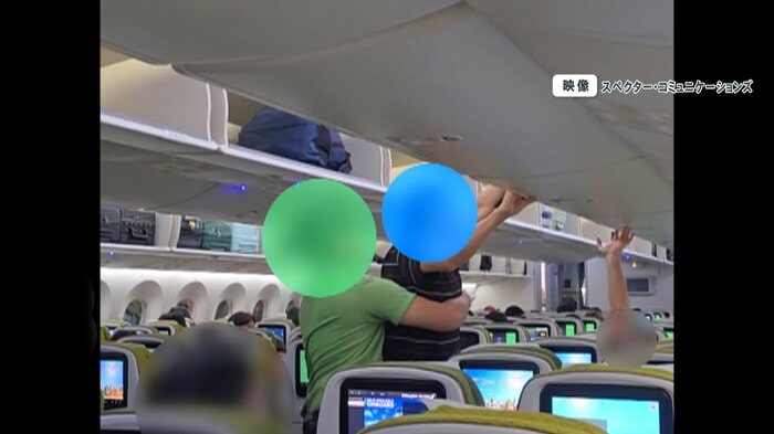 逃げようとする男を押さえつける職員