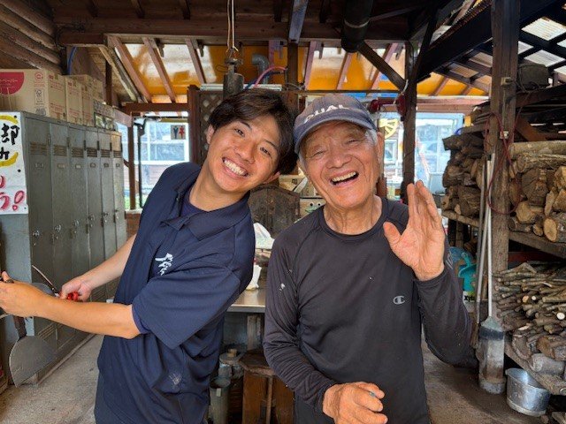 創設者の上乗秀雄さん（右）と運営を引き継いだ孫の古矢拓夢さん