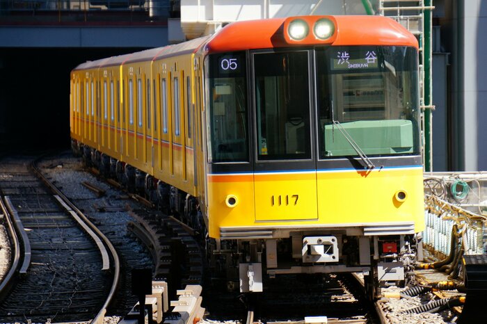 東京メトロは、2025年度までに、全路線でのホームドア設置を目指す。