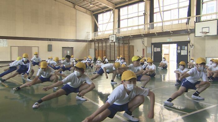 運動会で披露するソーラン節の練習をする児童たち