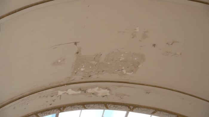 ルーブル美術館内には所々、壁が剥がれている場所があった （2025年1月撮影）