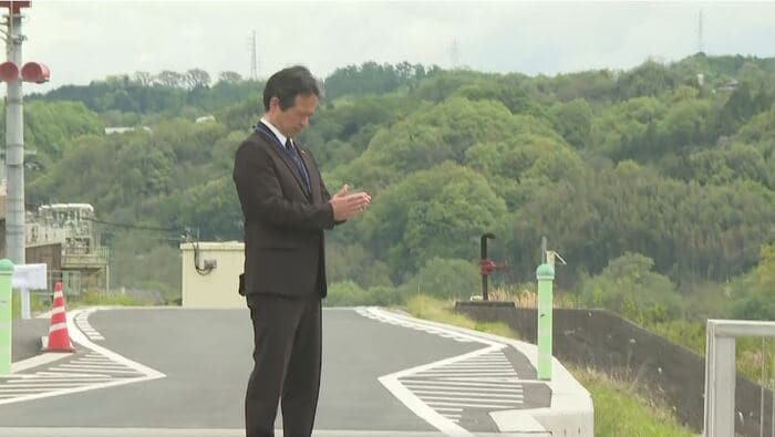 現場を訪れた飯田技術専門校の鮎沢校長（4月24日・長野県飯田市）