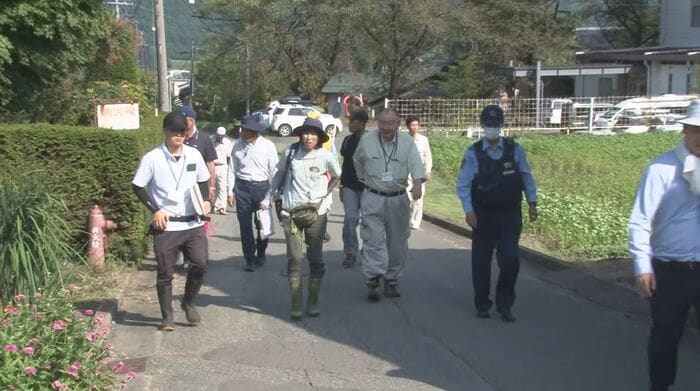 県クマ対策員らが被害のあった畑へ