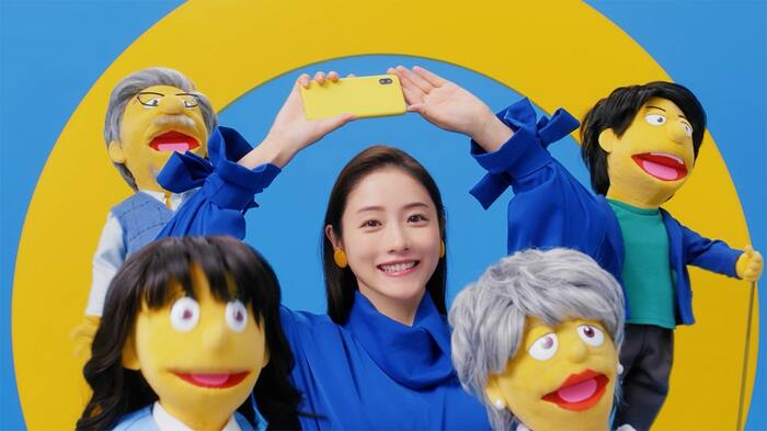 石原さとみさんが出演する新TVCM 「OCN モバイル 体操 ドコモショップ篇」の一場面