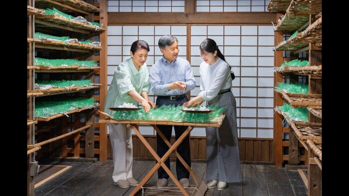 一家そろって、御養蚕に臨まれる両陛下、愛子さま 5月30日 皇居・紅葉山御養蚕所(宮内庁提供)