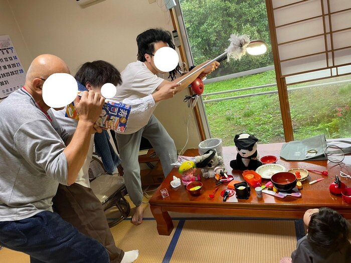 左からお父さん、旦那さん、弟さん、娘ちゃん(提供:やきちゃんさん)