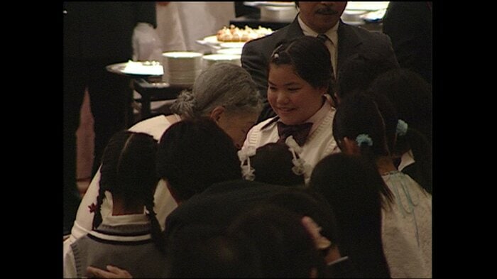 絵画と習字のコンクール入賞者たちと歓談される皇后さま