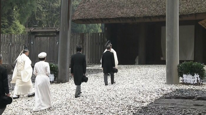 内宮の外玉垣南門を通り、中重鳥居へと向かわれた(21日)