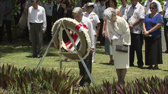 慰霊碑に供花される両陛下